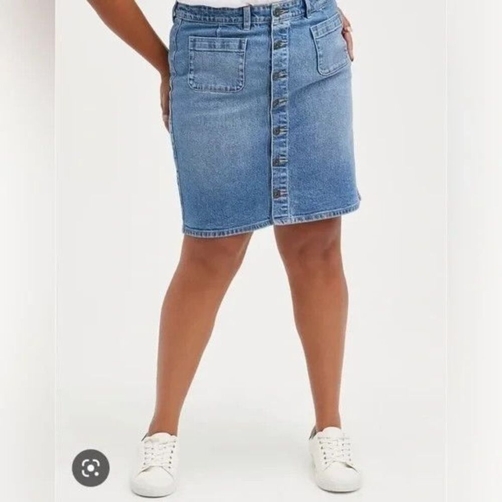 Torrid Jean Skirt Size 24 Knee Length Cotton Stretch Faded Denim Button Front
